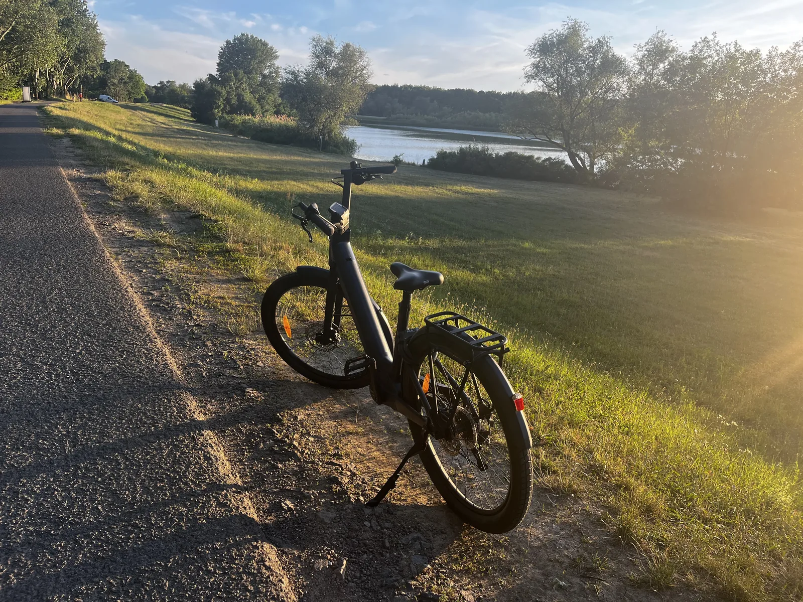 Elektromos kerékpár a kerékpárúton