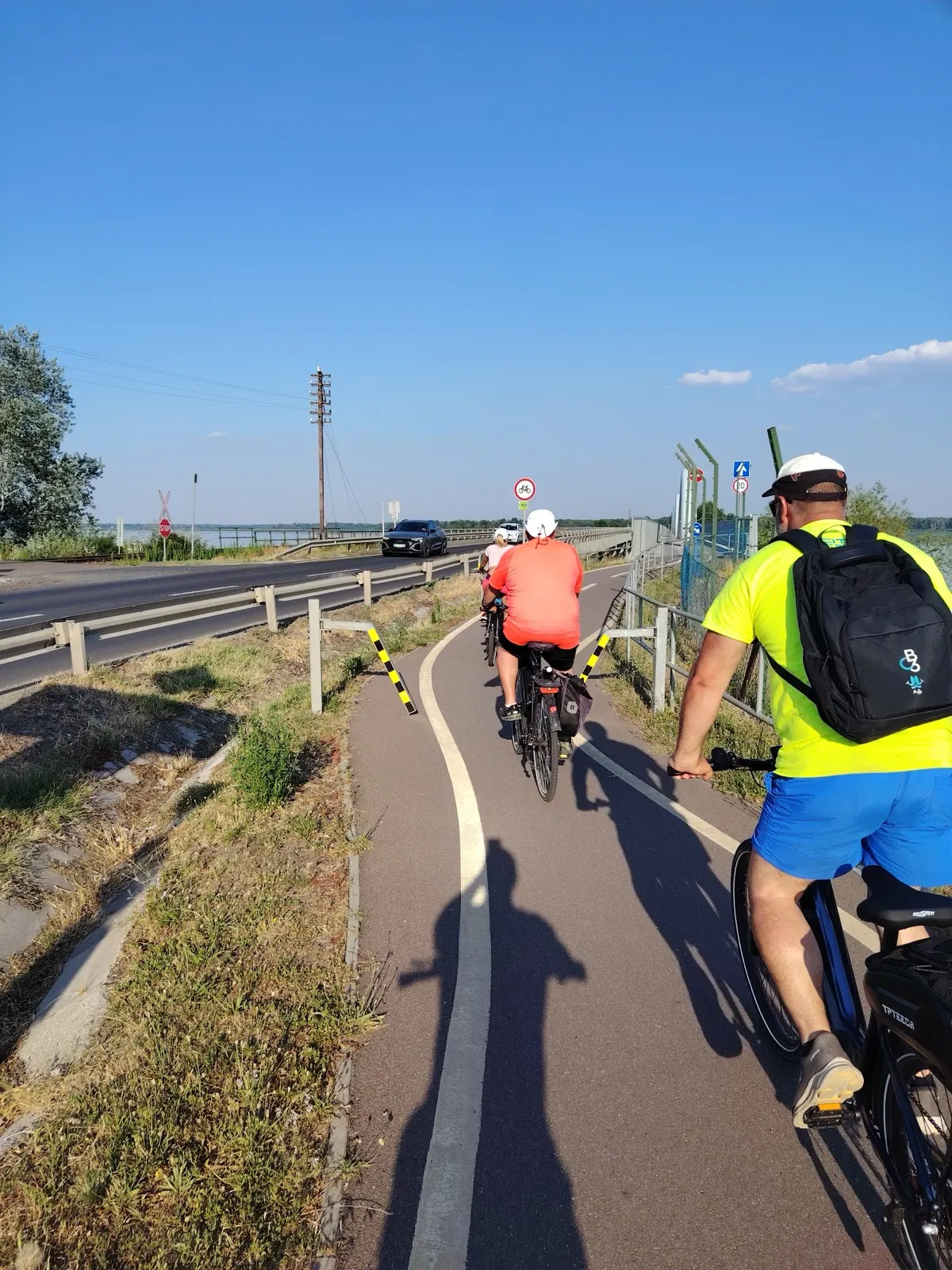 Kerékpáros csoport a Tisza-tavi töltésen